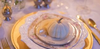 Czego nie wypada robić przy stole?