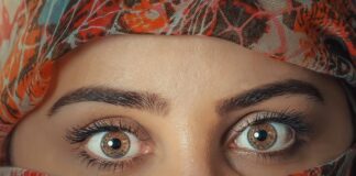 Kto pierwszy wstaje od stołu?